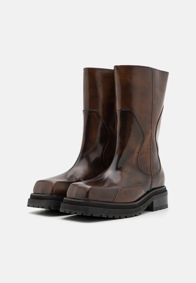ECKHAUS LATTA STACKED BOOT - Čižmy na platforme - dark brown