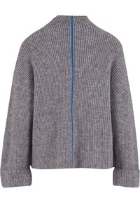 Grauer Strickpullover mit hohem Kragen, gerippter Textur und einer kontrastierenden blauen vertikalen Naht auf der Rückseite. Umgeschlagene Ärmel runden das Design ab.