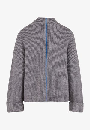 Sivi pleteni pulover z visokim ovratnikom, rebrasto teksturo in kontrastnim modrim navpičnim šivom po hrbtu. Zasnovo dopolnjujejo zavihani manšeti.