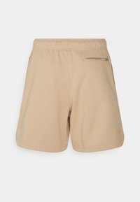 Beige shorts med elastisk talje, en lynlåslomme på bagsiden og en glat bomuldsmix, der har en afslappet pasform og lige kant.
