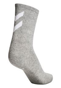 Calcetín deportivo gris con un puño acanalado, hecho de una tela suave y texturizada. Presenta dos franjas diagonales blancas en el lado exterior.