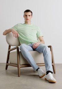 BOSS TEE - Jednoduché tričko - open green