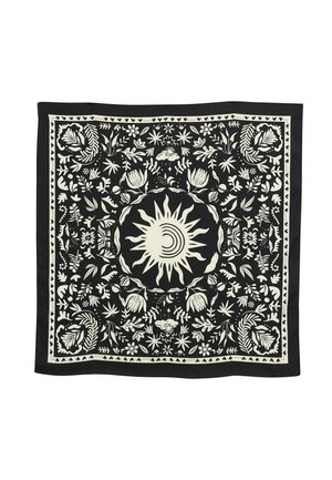 Écharpe en noir et blanc avec un motif central soleil et lune, entouré de motifs floraux et feuillus dans un design symétrique.