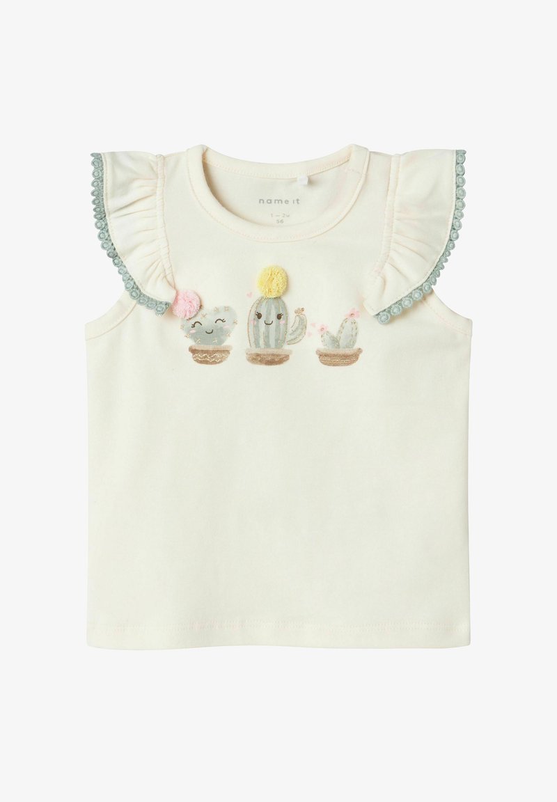 Biała bezrękawnikowa bluzka z falbankami na ramionach, z haftowanymi kaktusami w doniczkach, ozdobiona pastelowymi kolorami i teksturowymi detalami.