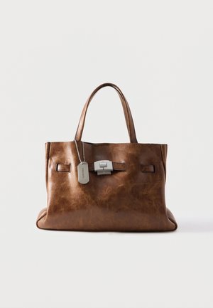 DKNY, BRYAR SATCHEL - Τσάντα χειρός - walnut