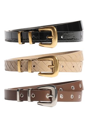 Tri navinuté kožené opasky uložené vertikálne: čierny so zlatou prackou, béžový tkaný so zlatou prackou a hnedý so striebornou prackou a okami.