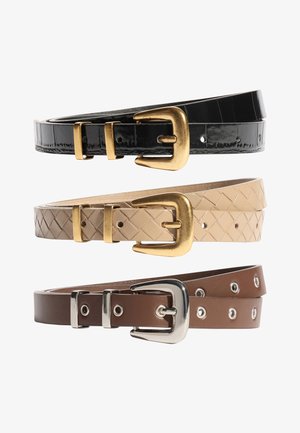 Tři stočené kožené pásky uspořádané vertikálně: černý se zlatou sponou, béžový pletený se zlatou sponou a hnědý se stříbrnou sponou a průchodkami.