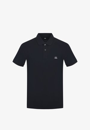 Polo nera a maniche corte con due bottoni e piccolo logo bianco "C.P. Company" sul petto sinistro.