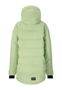 Vihreä puffer-takki hupulla, jossa on tikattu paneeli, mustat hihansuut ja logopatchi alaosassa. Sileä, matta pinta.