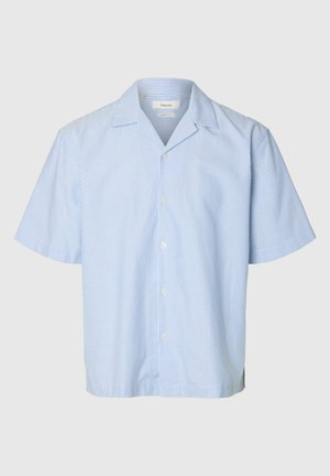 Chemise bleu clair à manches courtes avec fines rayures blanches verticales, col à pointes et boutons sur le devant.