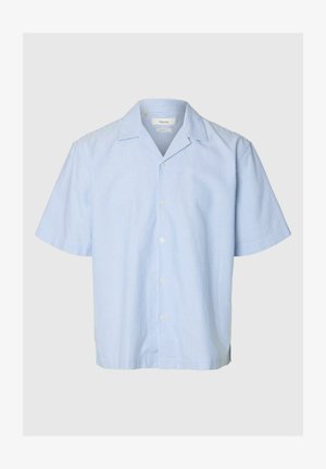 Vaaleansininen lyhythihainen paita, jossa on ohuita valkoisia pystysuoria raitoja, leveä kaulus ja etupuolella napit.