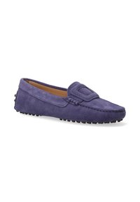 Lila Wildleder Slip-On mit flacher Sohle, genähten Details und einem dekorativen Riemen über dem Obermaterial. Strukturierte Gummidots auf der Sohle.