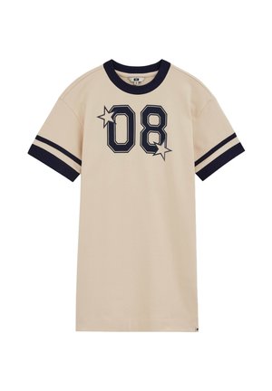 Vestido beige de manga corta con ribete negro en el cuello y las mangas, con grandes gráficos negros "08" y una estrella en el frente.