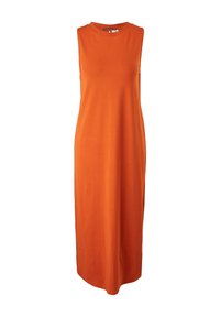 Pomarańczowa maxi sukienka bez rękawów, wykonana z miękkiego materiału, z okrągłym dekoltem i prostym krojem, sięgająca poniżej kolan.
