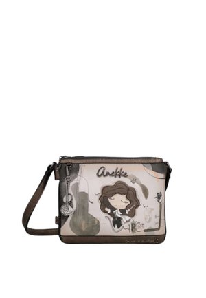 Piccola borsa a tracolla con tracolla marrone, con una ragazza dei cartoni animati, strumenti musicali e la parola "Anekke" sul pannello frontale.