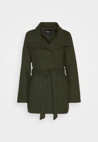 Abrigo de doble botonadura en verde oscuro con cuello oversize, cinturón en la cintura y tela texturizada. Presenta dos grandes botones y dos bolsillos laterales.