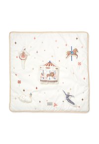 Tkanina do zabawy pikowana na jasnym tle, z wesołymi haftowanymi wzorami łabędzia, baletnicy, karuzeli i konia w pastelowych kolorach.