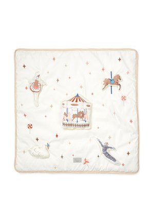 Pehme valge beebitekk tikitud karusselli, ballerina, hobuse, luige ja tantsijaga, mida ümbritsevad laiali pillutatud värvilised tähed.