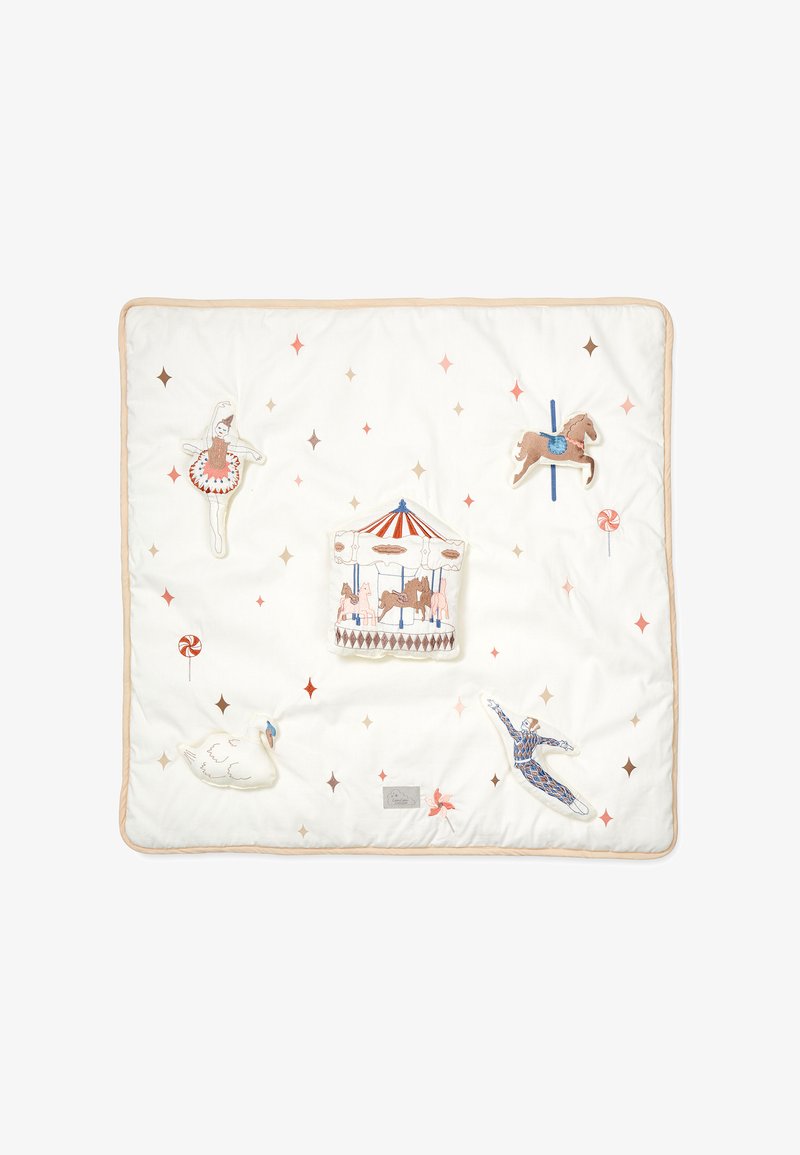 Blød hvid babyfilt med broderet karrusel, ballerina, hest, svane og danser omgivet af spredte farvede stjerner.