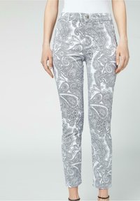 Bílé kalhoty s šedým paisley vzorem, s úzkým střihem, zapínáním na knoflík a délku ke kotníkům. Hladká textilie.
