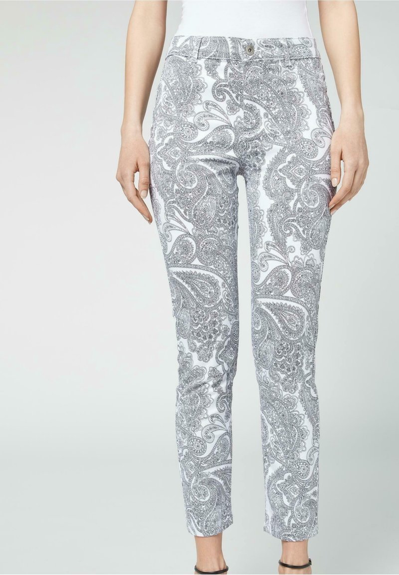 Bílé kalhoty s šedým paisley vzorem, s úzkým střihem, zapínáním na knoflík a délku ke kotníkům. Hladká textilie.