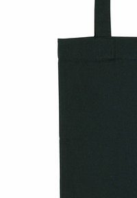 Melnas kanvas tote soma ar taisnstūra formu, izturīgu audumu un divām vertikālām siksnām. Nav redzamu rakstu vai papildu detaļu.