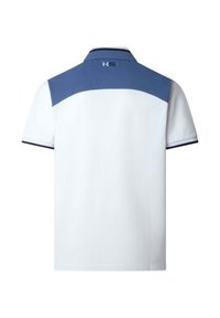 Polo blanc à manches courtes avec un empiècement bleu et un bord noir sur les bords des manches, vu de dos avec le logo "HS" au centre du col.