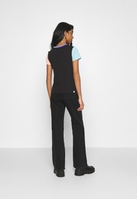 Puma DOWNTOWN SMALL LOGO TEE - T-shirt z nadrukiem