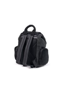 Mochila negra con paneles laterales texturizados y suaves, acentos de cuero, dos correas ajustables y un asa en la parte superior. Cuenta con un respaldo de malla para transpirabilidad.