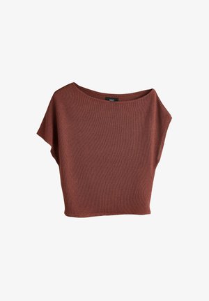 Rustbraunes kurzärmeliges Strickoberteil mit weitem Bootsausschnitt und lockerem Sitz, auf weißem Hintergrund dargestellt.