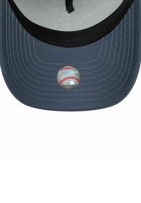 Cappellino da baseball blu con visiera che presenta l'adesivo olografico ufficiale della Major League Baseball con numero di serie.