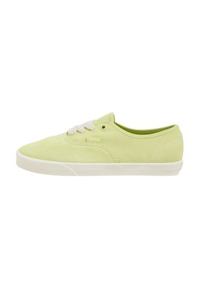 Zapatillas de ante verde lima con cordones blancos, punta redondeada y suela de goma plana. Presenta costuras mínimas y una pequeña etiqueta de marca en el lado.