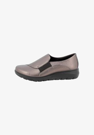 Scarpa slip-on grigio metallico con pannello elastico nero ai lati e suola nera spessa, progettata per comfort e uso informale.