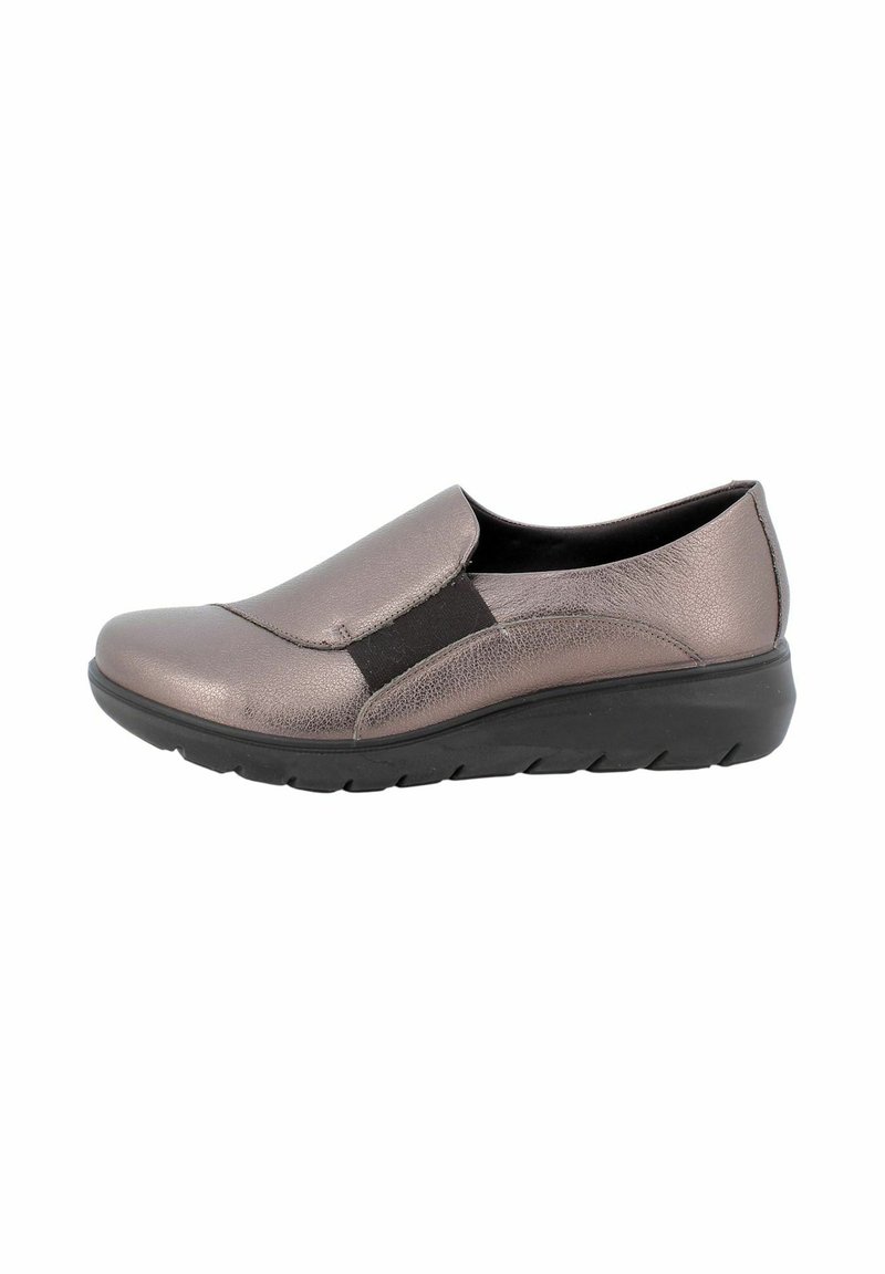Scarpa slip-on grigio metallico con pannello elastico nero ai lati e suola nera spessa, progettata per comfort e uso informale.