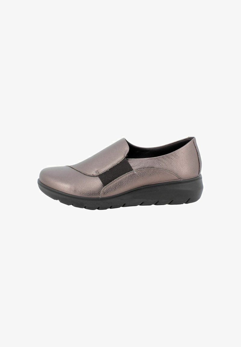Scarpa slip-on grigio metallico con pannello elastico nero ai lati e suola nera spessa, progettata per comfort e uso informale.