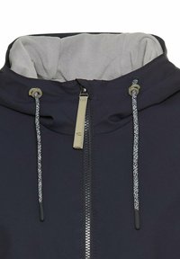 Veste zippée bleu marine avec une capuche en polaire grise, dotée de cordons de tirage contrastants, d'une texture lisse et de quincaillerie en plastique.