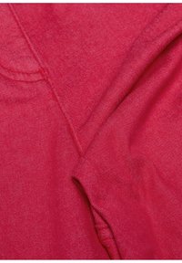 Rode stof met een gestructureerd, licht glanzend oppervlak. Het materiaal lijkt zacht, met zichtbare stiksels en subtiele variaties in tint.