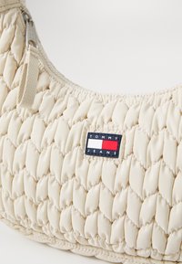 Tommy Jeans URBAN X BODY QUILTE - Handbag - newsprint