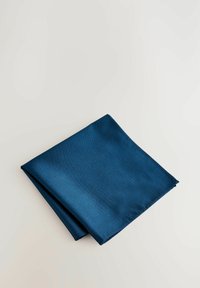 Dunkelblaues Satin-Einstecktuch, glatte Textur, quadratische Form, mit sauberen Kanten und leichtem Glanz, ordentlich zu einem Dreieck gefaltet.