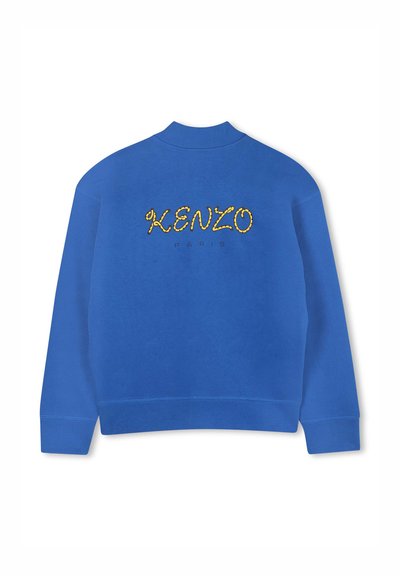 Sweatshirt bleu avec "KENZO" brodé en lettres jaunes au dos, col et poignets côtes. Texture lisse, coupe décontractée.