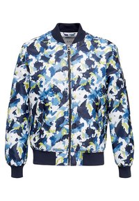 Veste bomber avec fermeture éclair à l'avant, poignets et ourlet côtelés, présentant un motif camouflage abstrait bleu, marine et jaune sur fond blanc.
