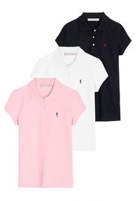 Trois polos à manches courtes en rose, blanc et noir. Chacun comporte un col, une patte de boutonnage et un logo brodé sur la poitrine.