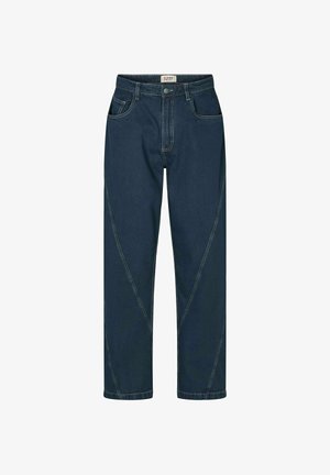 Jean en denim bleu foncé avec des détails de coutures angulaires, des poches avant, des passants pour ceinture, et une fermeture à bouton et zip.