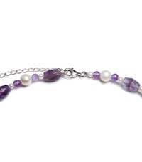 Lilla ametyst- og perleperlekæde med facetterede perler, sølvhardware og en lobsterlås til lukning.