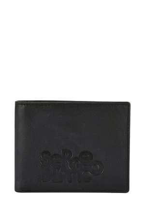 Portefeuille en cuir noir avec logo embossé sur le devant, de forme rectangulaire, texture lisse et bords de couture propres.