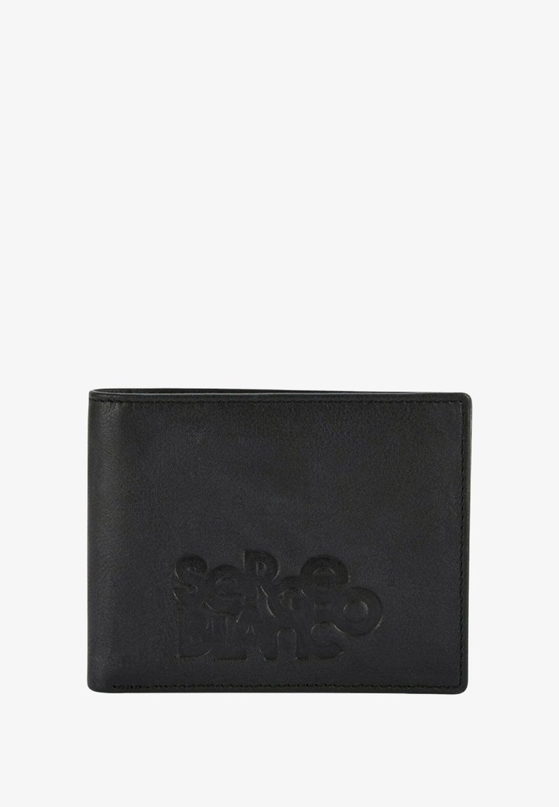 Portefeuille en cuir noir avec logo embossé sur le devant, de forme rectangulaire, texture lisse et bords de couture propres.