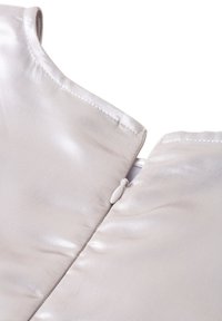 Tissu en satin argenté avec une texture lisse, présentant un col rond et un petit détail de bouton blanc à l'arrière.