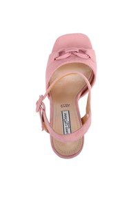 Sandal in suede rosa con tacco alto, punta quadrata, cinturino alla caviglia, due anelli decorativi sulla parte superiore e soletta imbottita.