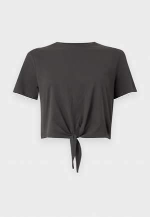 Σκούρο γκρι κοντομάνικη cropped μπλούζα με στρογγυλή λαιμόκοψη και κόμπο μπροστά στο τελείωμα.