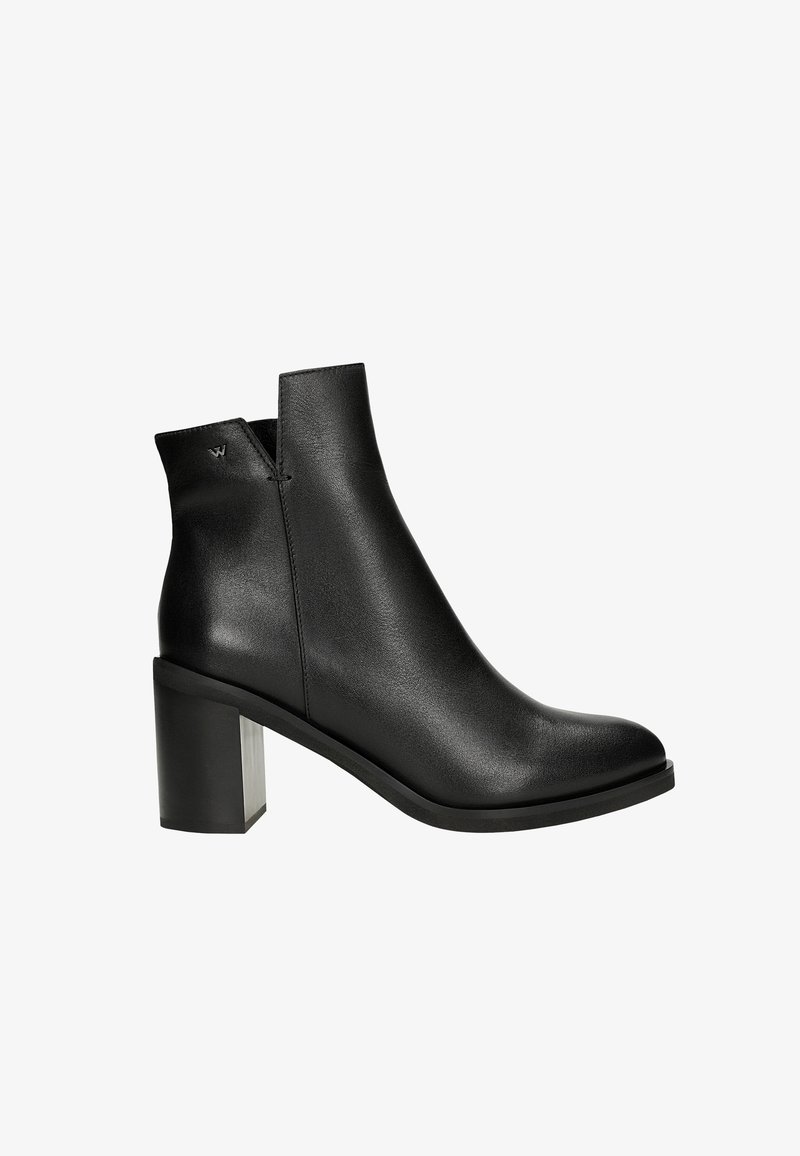 Černá kožená kotníková bota se čtveratou špičkou, blokovým podpatkem s kovovým akcentem a elegantním siluetou. Minimalistický design, žádné viditelné kování.